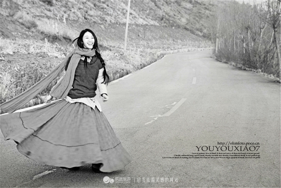 一个女孩一个相机,一个女的拿着单反相机旅游