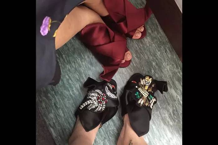 公司年会礼服鞋子怎么搭配,年会晚宴着装要求通知