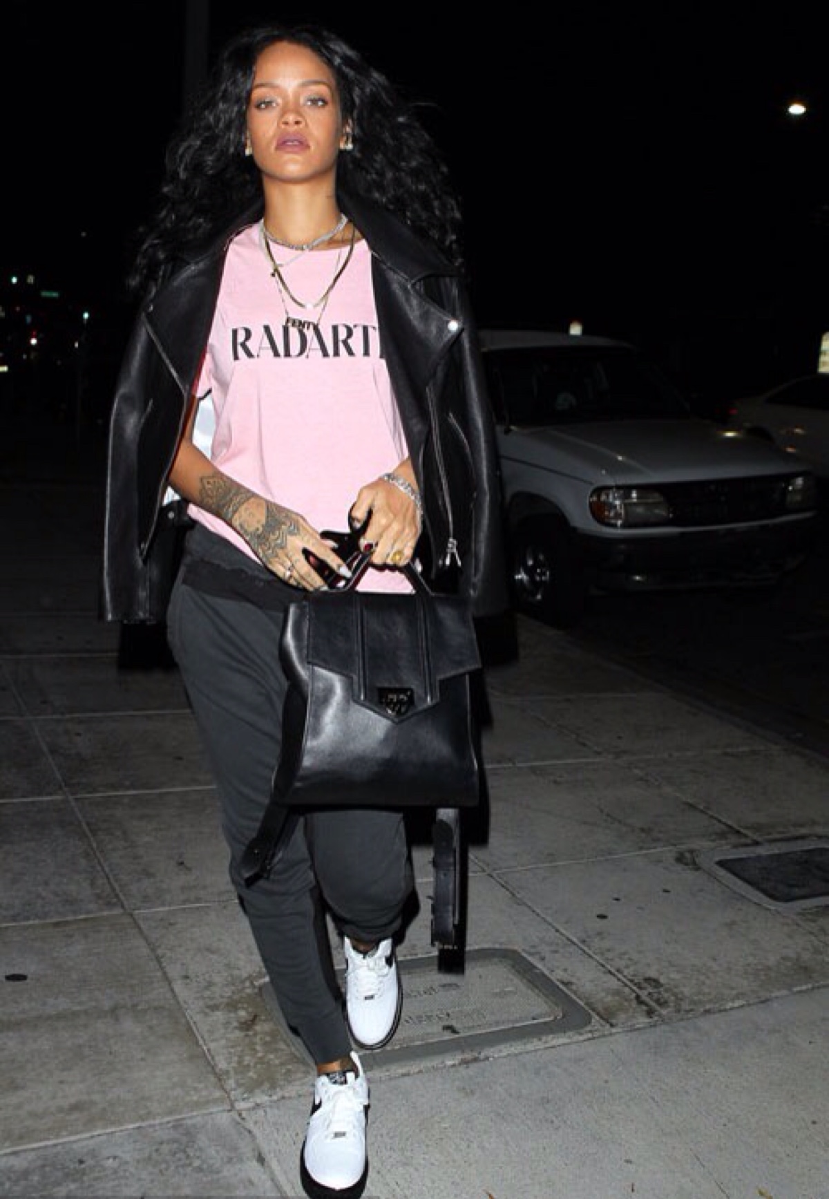 你一定是喜欢这双小白鞋的low逼