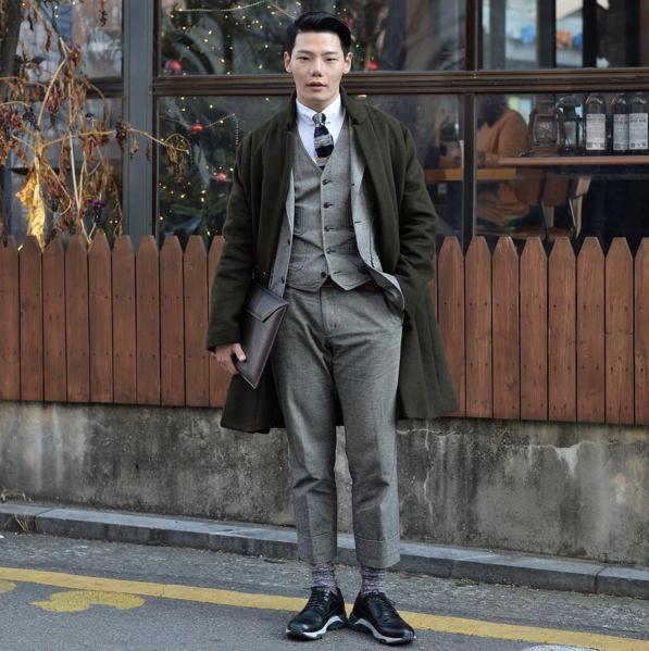 韩国街拍穿搭潮人,2021韩国男士冬季穿搭街拍