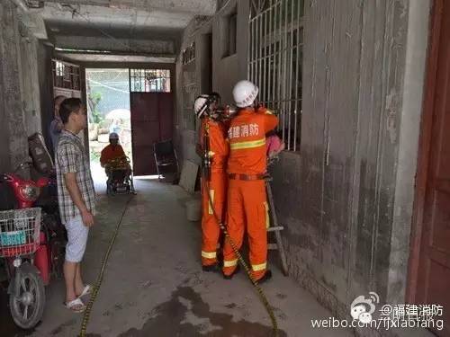 一熊孩子玩水管反被水管卡住,福建三明熊小孩