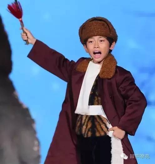 《天将雄狮》成龙的搭档小王子帅萌亮相!吕薇、赵忠祥节目现场吃西瓜