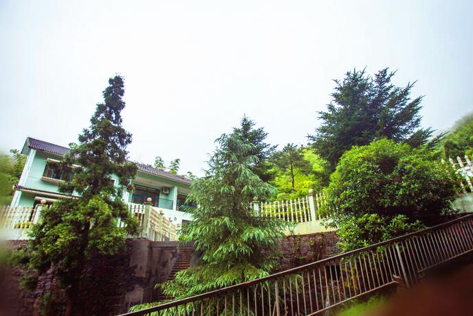 山间漂流避暑旅游,浙江深山避暑天堂住木屋