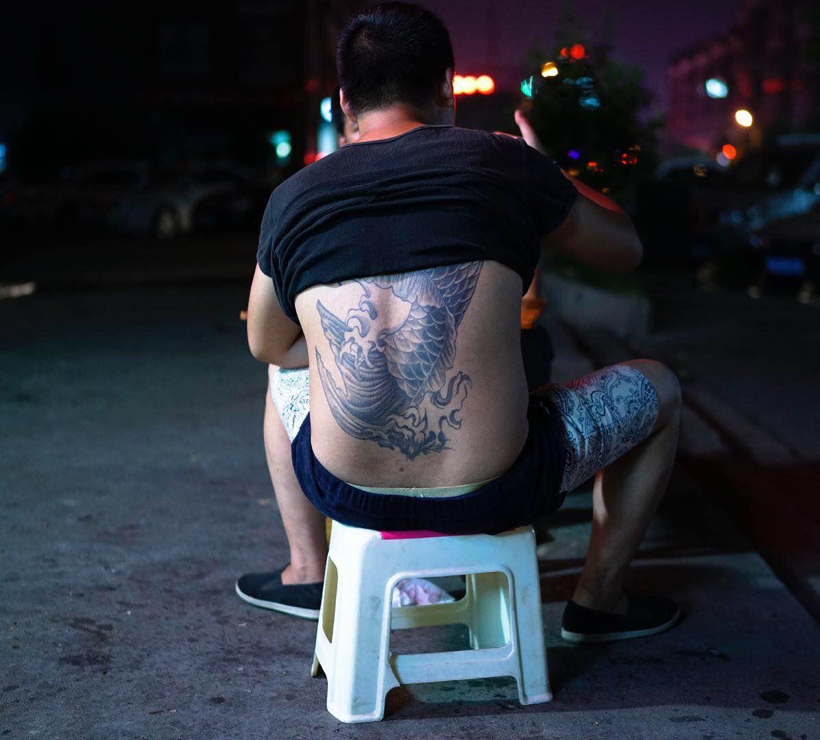 长江沿岸众生相：有人上游祭天，有人上海拆出两套房