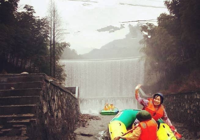 山间漂流避暑旅游,浙江深山避暑天堂住木屋