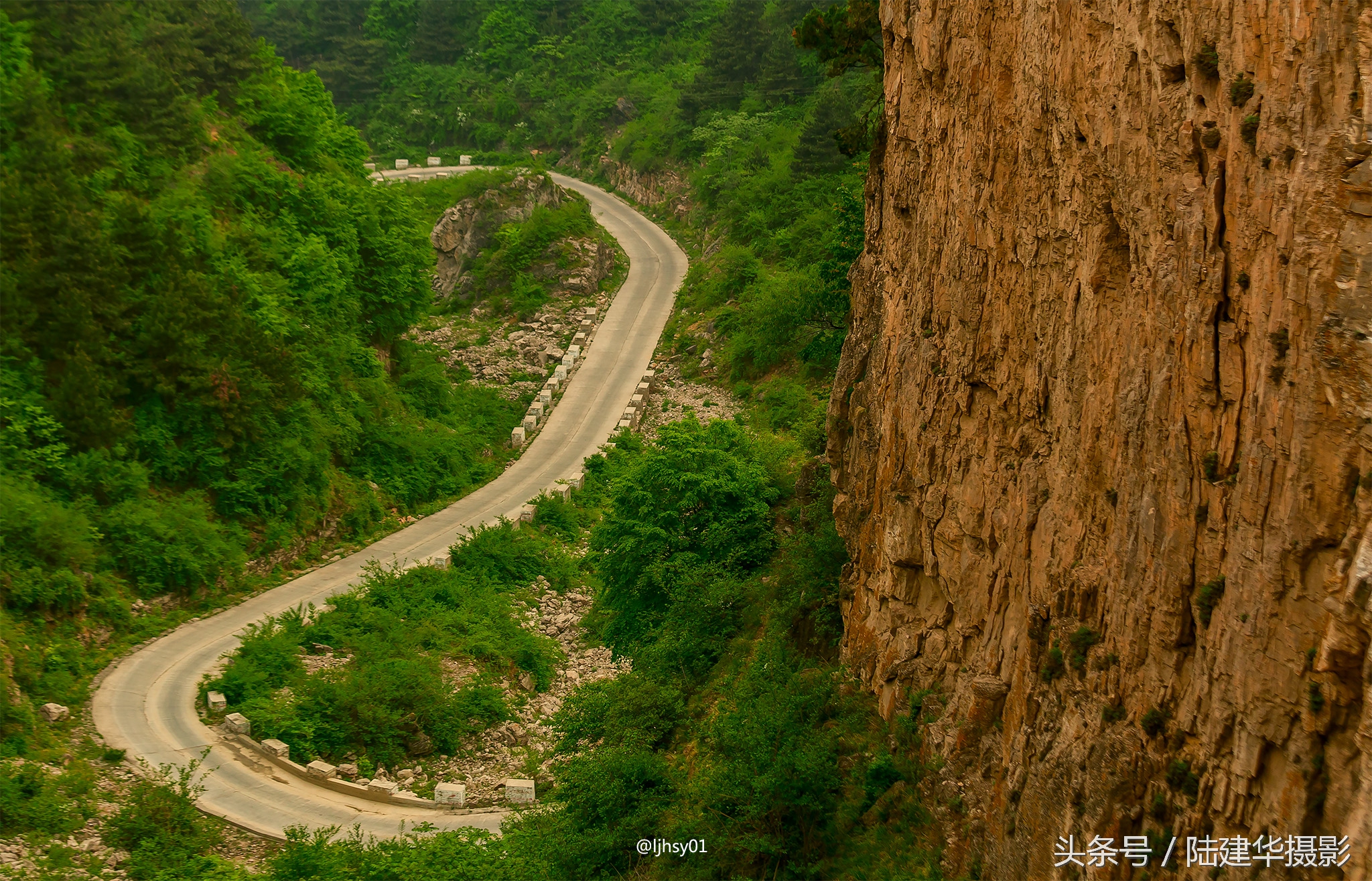 锡崖沟挂壁公路第一视角,锡崖沟悬崖上的挂壁公路