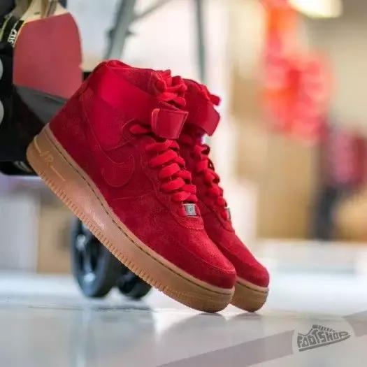 球鞋/最爱脚下那抹红，今夏潮人都得踩个它