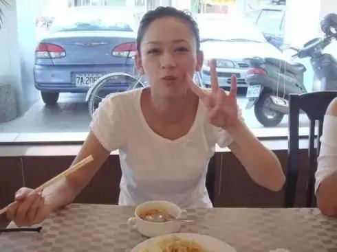 陈乔恩偏爱偶像剧,40岁仍坚信一见钟情的陈乔恩