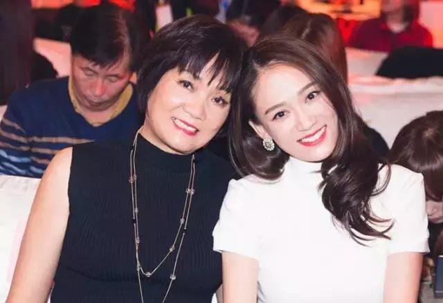 陈乔恩偏爱偶像剧,40岁仍坚信一见钟情的陈乔恩