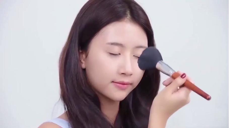 化妆教程视频新手入门,化妆新手入门必备产品