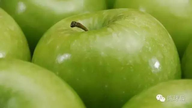 别喝红牛了，踢球的人，常吃这6种水果可以提高比赛成绩