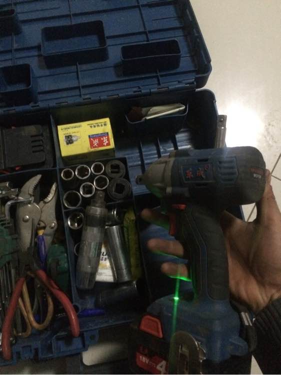 骑着摩托车去野钓,骑电动摩托车去钓鱼