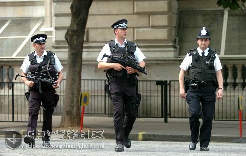 枪逼老外教儿子英语的日本大婶