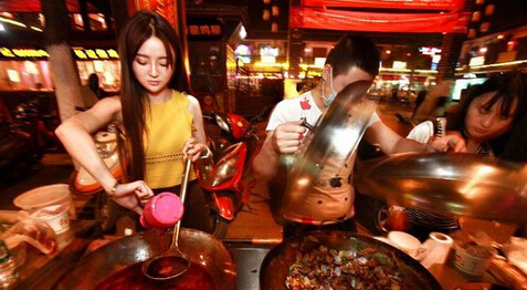 地摊夏天卖什么吃的好卖又赚钱,海滩地摊卖什么最吸引人