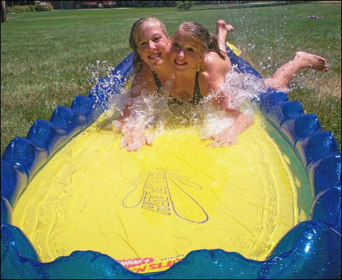 两个女生共用一个身体,共用一个头的连体双胞胎女孩