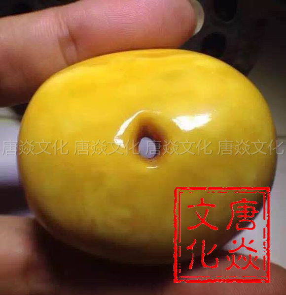 蜜蜡真假的分辨最简单方法是什么,蜜蜡打紫光灯一定能鉴别真假吗