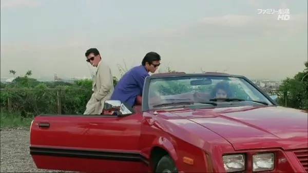 老牛吃嫩草!退休老警察凭什么获得年轻美少女疯狂垂青?