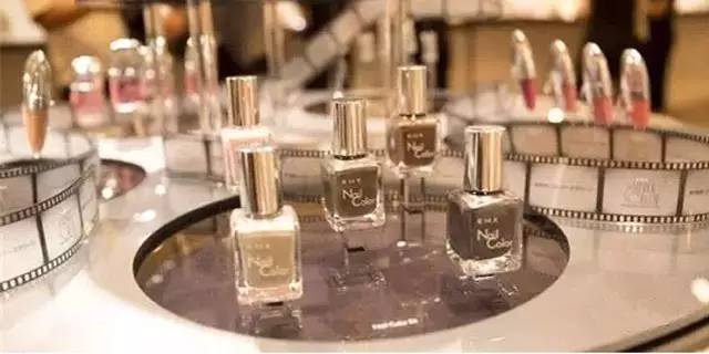 看了2018大牌的秋冬彩妆新品,2018秋冬彩妆必入合集