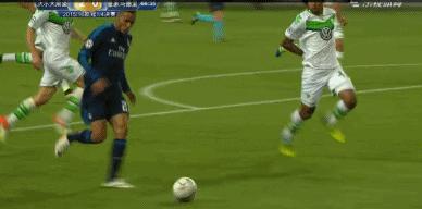 足球场上尴不尴尬场面,足球场上的尴尬时刻