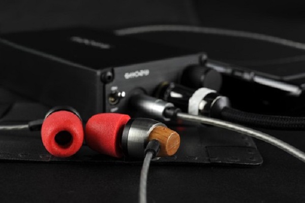 为什么耳机声音像蒙了一层布一样,耳机声音很炸很难受怎么调节