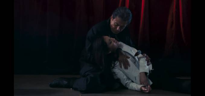 老牛吃嫩草!退休老警察凭什么获得年轻美少女疯狂垂青?