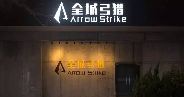 周末跟朋友喝点酒吃烧烤,周末聚会喝酒撸串