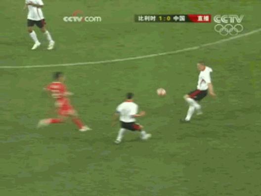 足球场上尴不尴尬场面,足球场上的尴尬时刻