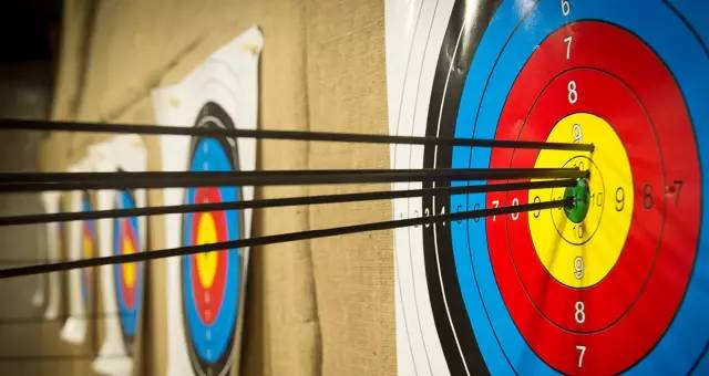 周末跟朋友喝点酒吃烧烤,周末聚会喝酒撸串