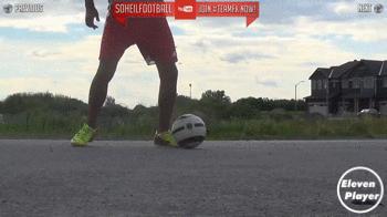 足球左扣右拨变向运球过人,足球变向摆脱技巧图解