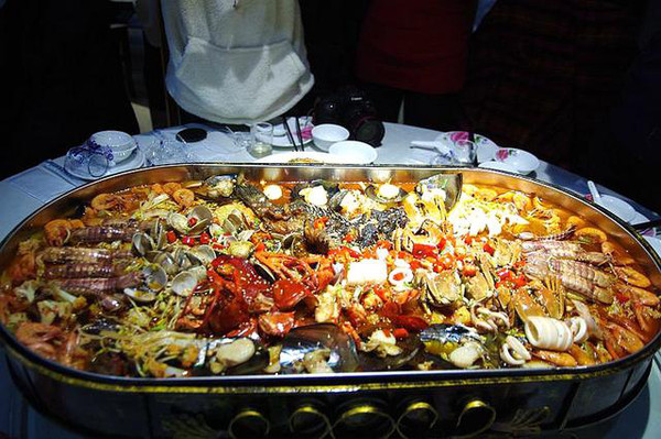 多变揽鲜又出新招：海鲜火锅霸王锅后这次出个五层塔！