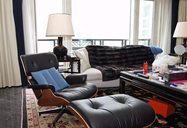 王思聪起居室曝光堆满玩偶和限量版球鞋!太有钱了