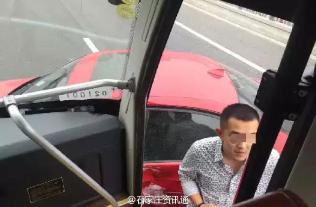 石家庄电动车乘客遭公交车碾压,石家庄百万豪车撞公交