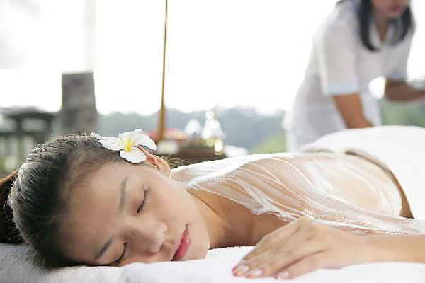 四十度高温天，为何大妈争相“趴石头”大妈们不热吗？