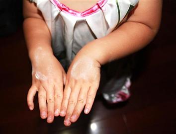 爽身粉莫乱用,宝宝可以用液体爽身粉吗