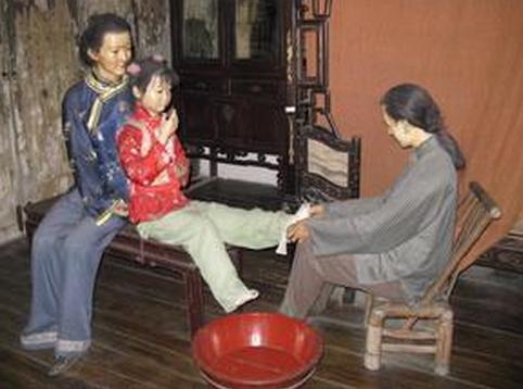 中国古代妇女缠足是什么意思,古代女性缠足是怎么来的
