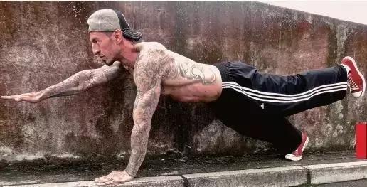 徒手健身七天出腹肌,无器械健身计划一周表图腹肌