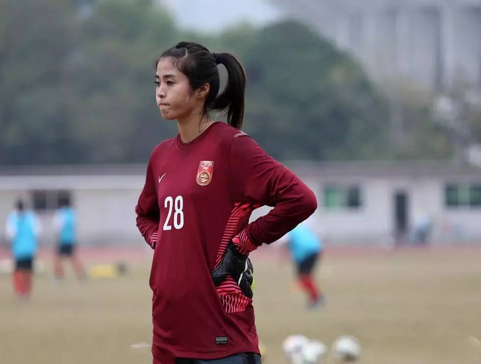 听说~~~~足球场和女神很配哦