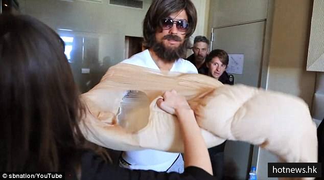 c罗扮成路人去街头踢足球,c罗扮成老大爷去足球场