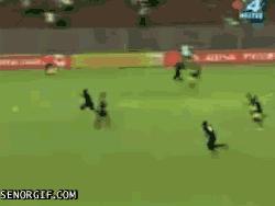 最经典搞笑中超足球gif,足球球员搞怪图片