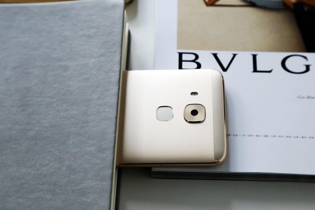 华为麦芒5上手体验2500元档旗舰机到底好在哪