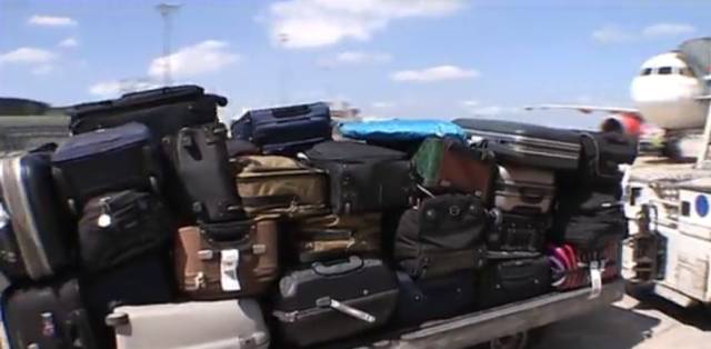 国外飞机上安检时丢失物品怎么办,坐飞机行李怎么放才不会被偷