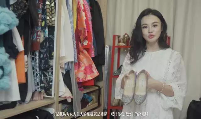 胖轩偷偷打开了他爸妈的衣柜给我看，而我只想看他肉嘟嘟的样子