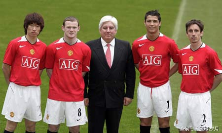 夏普时期曼联球衣,曼联胸前广告夏普