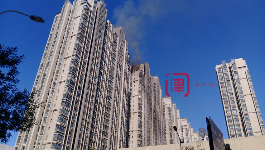 尚佳新苑发生爆炸，火情波及多户电梯停运