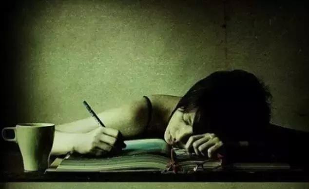 皮肤有斑暗黄怎么改善,皮肤干黄长斑如何护肤