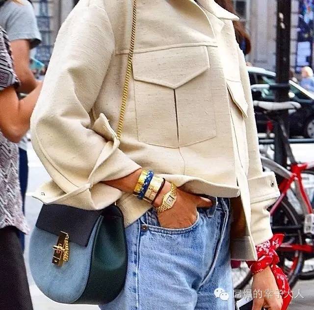 最时髦的人都在背两个包出门,最近都在背网红包包