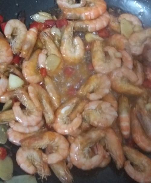 干锅虾家常做法简单好吃,干锅虾中可以放什么干锅虾配菜