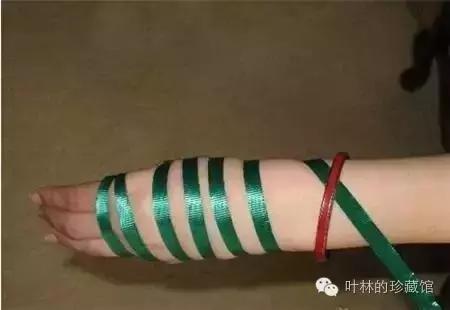 翡翠手镯和手表如何佩戴,女人佩戴翡翠手镯的图片