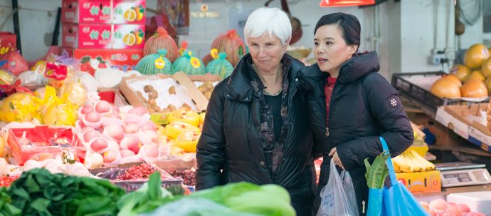 外国婆婆带孩子怎么带 (国外婆婆怎么带孩子)