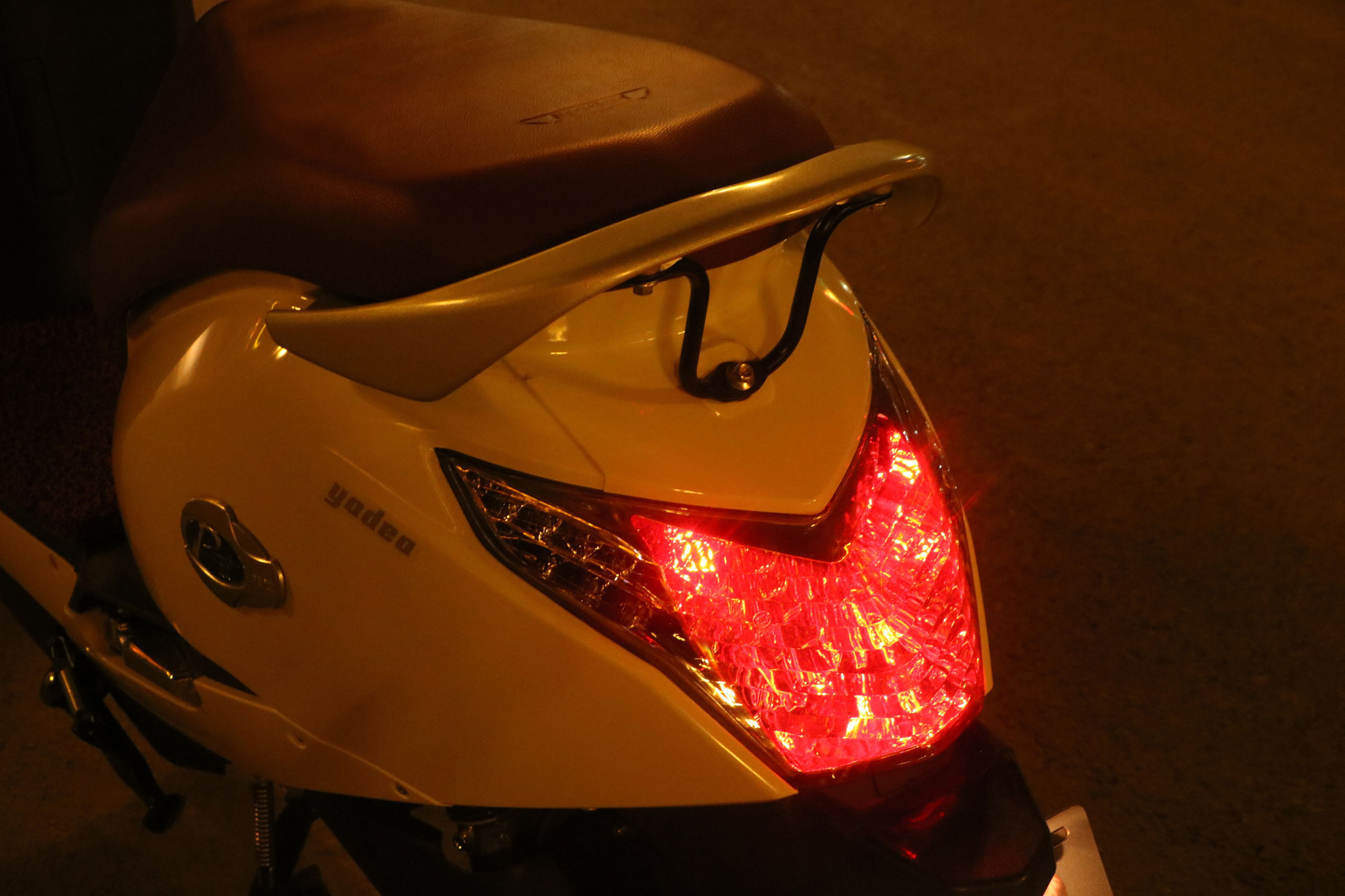 雅迪和小牛哪个更智能,雅迪比小牛更稳定